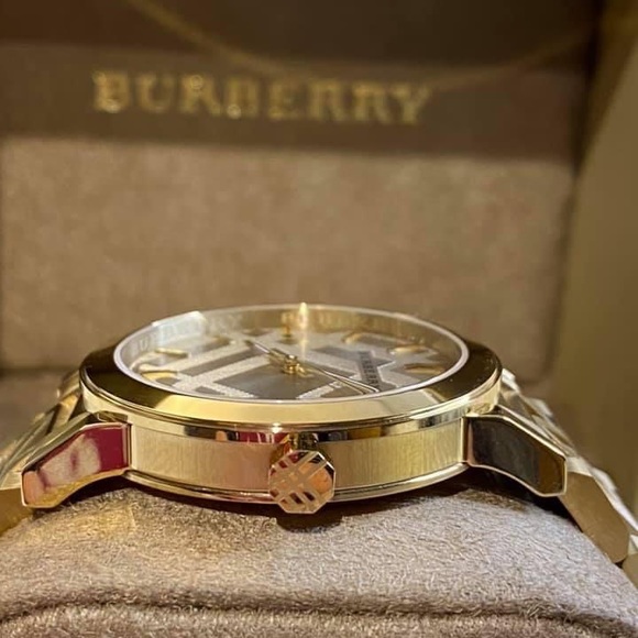 / Burberry Women’s Swiss Gold Watch
Case Size: 38mm
Swiss Made - Picture 10 of 13